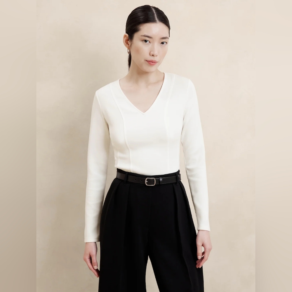 NWT - Banana Republic Off White V Neck Scuba Fitted Stretch Top - Size L